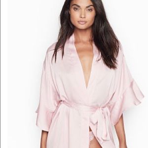 Victoria’s Secret satin kimono 💕